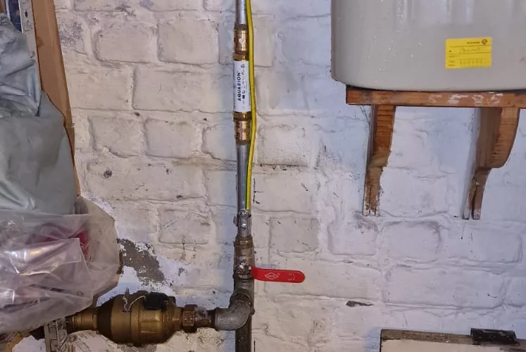 Dispositif antitartre Aquabion installé à Braine-l'Alleud, Brabant wallon.