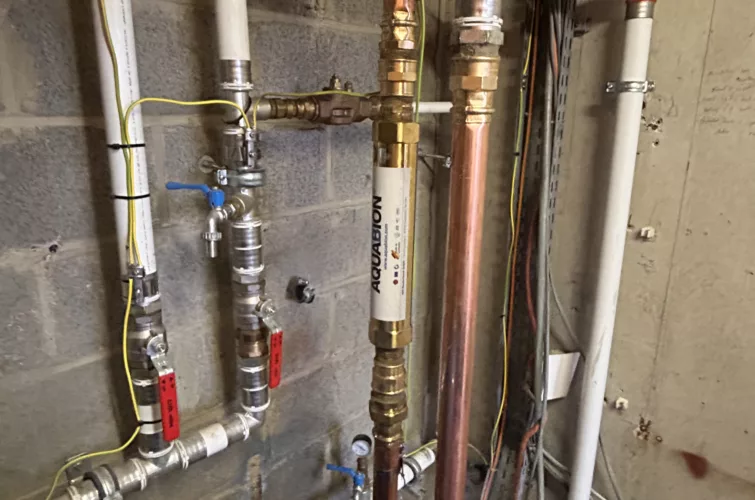 Installation d'un système Aquabion pour traitement de l'eau à Lasne, Brabant wallon.