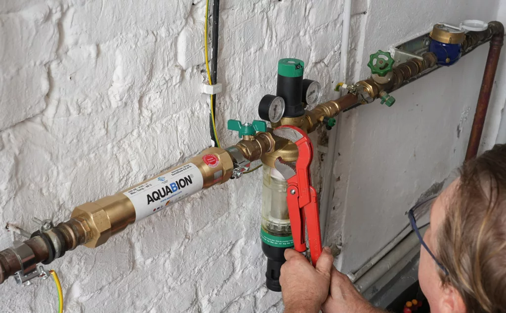 Pose Aquabion traitement eau domestique anti-tartre chauffagiste Prev'eau Brabant Wallon