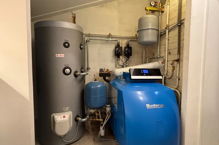 Chaudière à mazout Buderus haute efficacité installée à Grez-Doiceau, Brabant wallon.